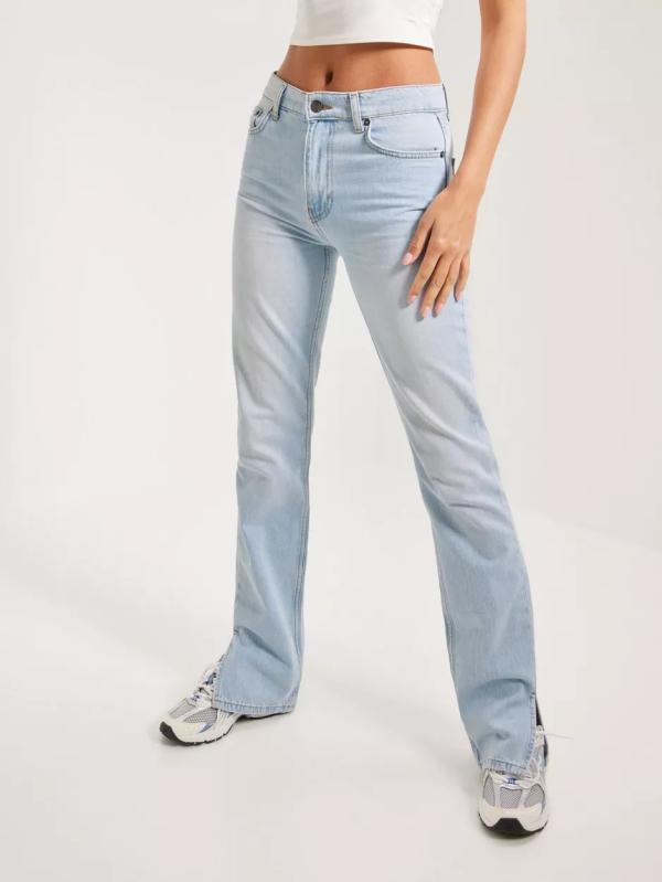 Nelly - Straight Jeans - Ljus Blå - Mid Waist Slit Denim - Jeans (Övriga Jeans i kategorin Jeans)