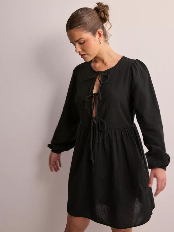 Pieces - Långärmade klänningar - Black - Pcjally Ls Tie Short Dress D2D - Klänningar - Long dresses 