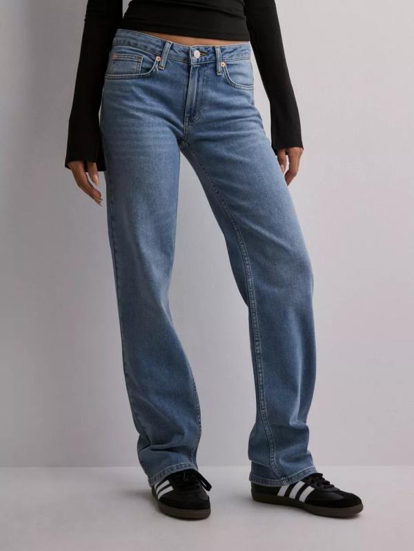 Nelly - Low waist jeans - Denim Blå - Low Waist Straight Leg Jeans - Jeans 