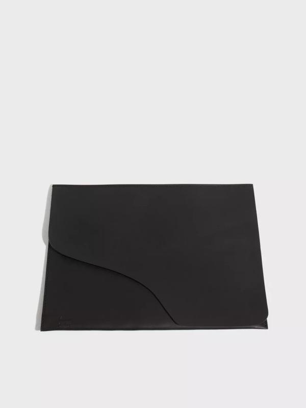 Atp Atelier - Datorväskor & Laptopfodral - Black - Sardegna Media Leather Laptop Case - Väskor (Handväskor i kategorin Väskor)