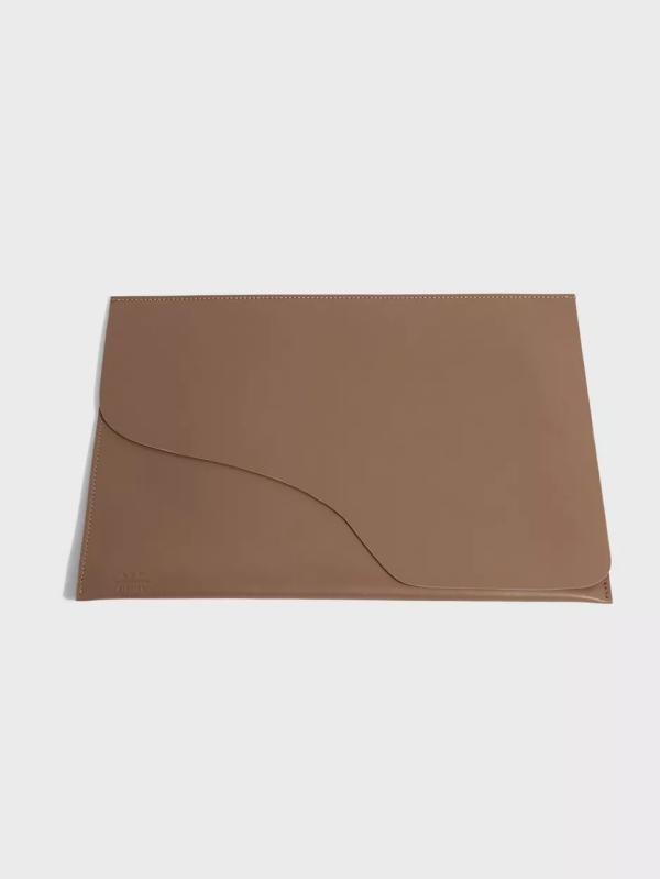 Atp Atelier - Datorväskor & Laptopfodral - Hazelnut - Sardegna Media Leather Laptop Case - Väskor (Handväskor i kategorin Väskor)