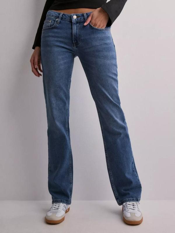 Nelly - Low waist jeans - Blå - Low Waist Straight Leg Jeans - Jeans 
