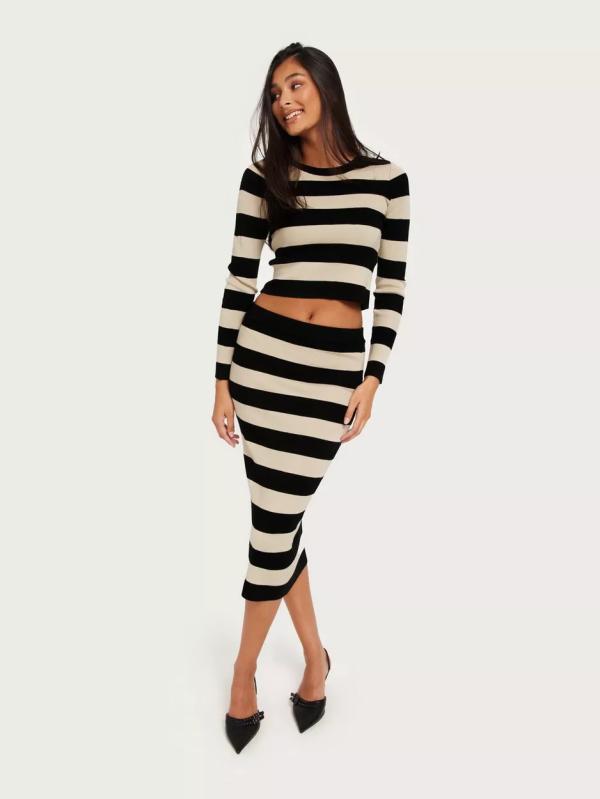 Noisy May - Midikjolar - Black Stripes Oatmeal - Nmjaz Hw Midi Knit Skirt Fwd - Kjolar - Midi Skirts 