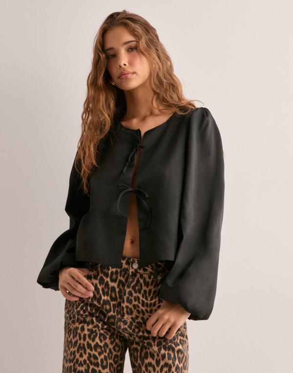 Neo Noir - Svart - Daliska Dull Satin Blouse 