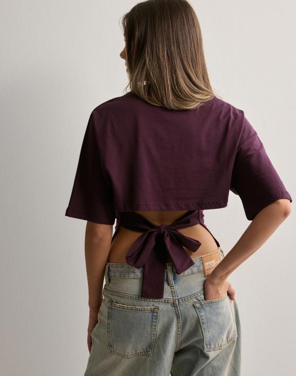 Nelly - Röd - Open Back Tie Tee 