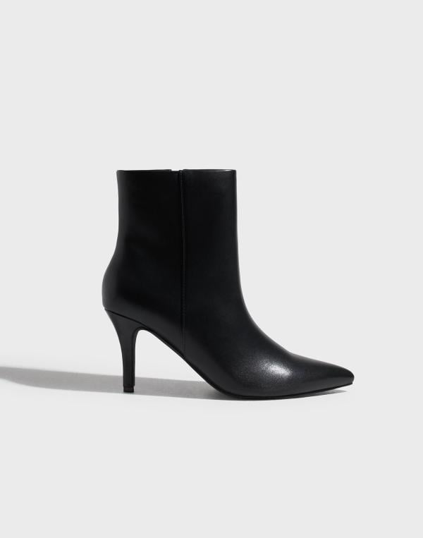 Nelly - Svart - Pointy Ankle Boot 