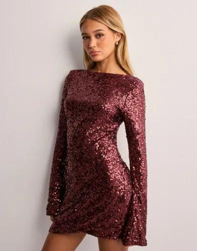 Nelly - Röd - Glitter Flare Sleeve Dress (Övriga Klänningar i kategorin Klänningar)