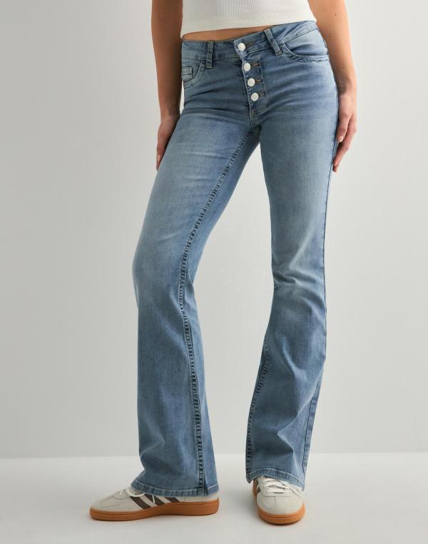 Nelly - Blå - Mid Waist Button Jeans 