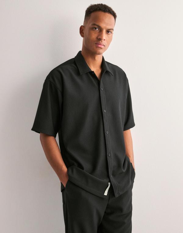 Woodbird WBBanks Plisse Shirt Kortärmade skjortor Svart 