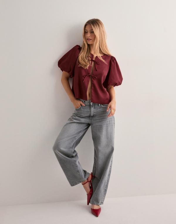 Neo Noir - Röd - Aska Dull Satin Blouse 