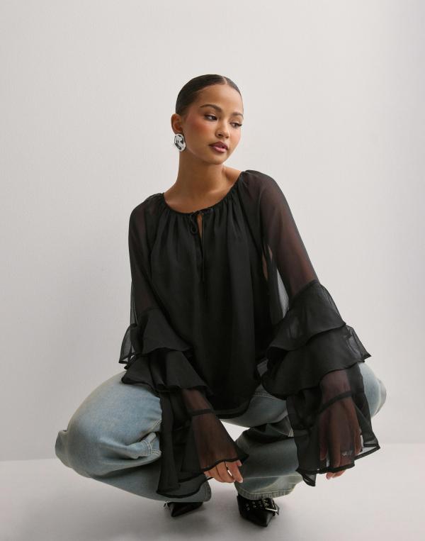 Nelly - Svart - Flounce Sleeve Blouse 