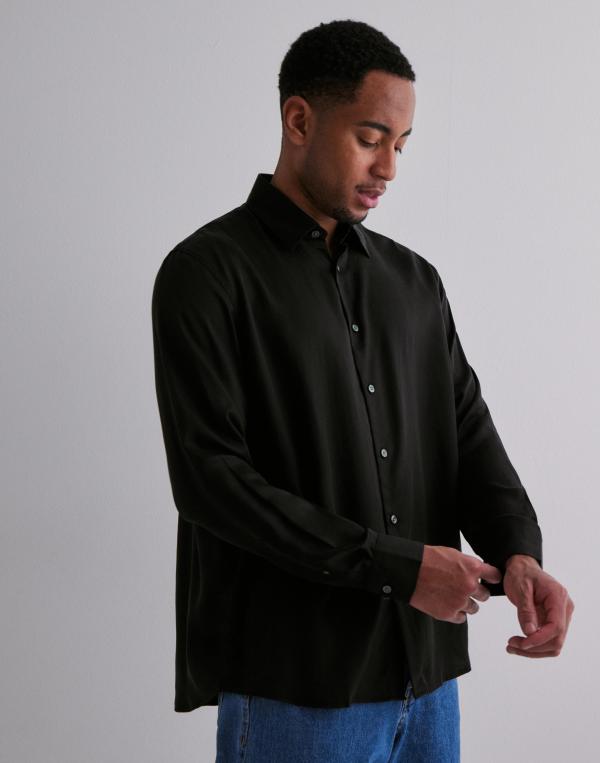 Selected Homme Slhrelaxcharlie Satin Ls Shirt Enfärgade skjortor Svart 