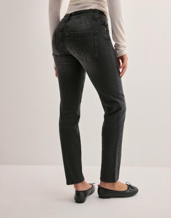 Nelly - Svart - Low Waist Slim Jeans 