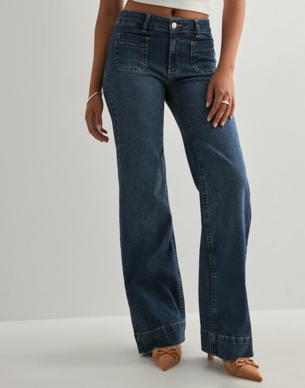 Nelly - Blå - Mid Waist Pocket Jeans 