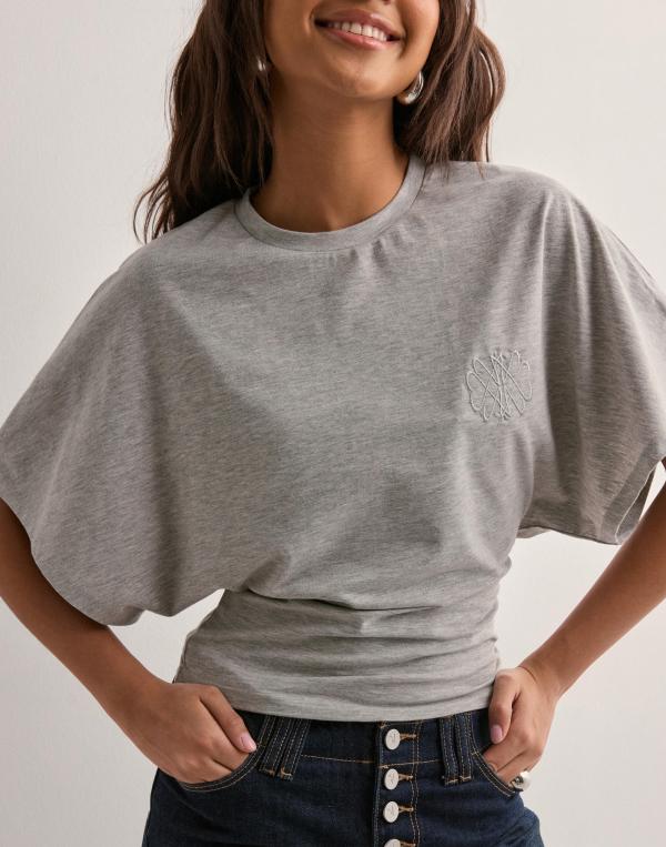 Nelly - Grå - Round Neck Wide Sleeve Embroidery Tee 