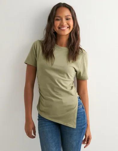 Nelly - Grön - Asymmetric Tee 
