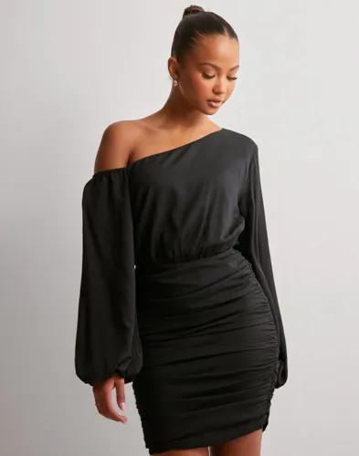 Nelly - Svart - Asymmetric Ruched Dress 