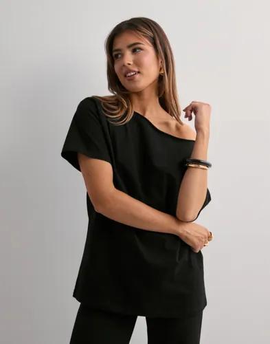 Nelly - Svart - Slouchy Shoulder Tee 
