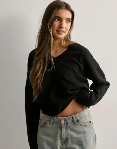 Nelly - Svart - V-neck Knit Sweater 