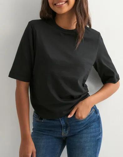 Nelly - Svart - Powerful Shoulder Tee 