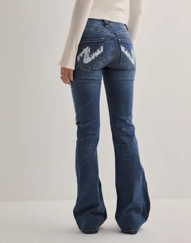 Nelly - Blå - Low Waist Bootcut Print Jeans 