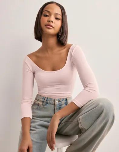 Nelly - Rosa - Deep Scoop Neck Halfsleeve Top 