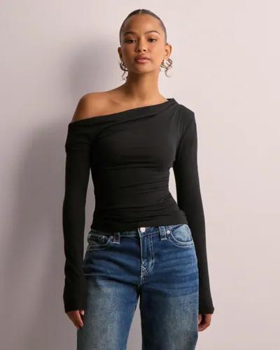 Nelly - Svart - Luxurious Ultra Soft Shoulder Top 