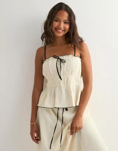 Neo Noir - Vit - Emberly Crepe Top 