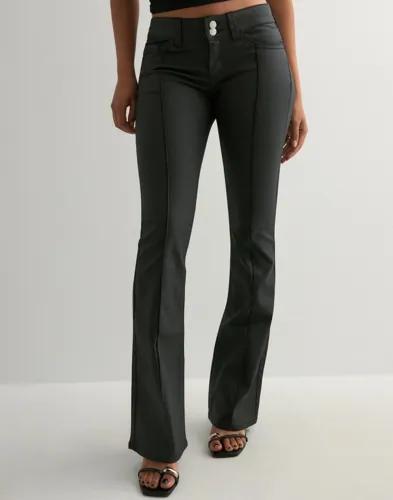 Nelly - Svart - Coated Low Waist Stitch Jeans 