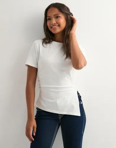 Nelly - Vit - Asymmetric Tee 