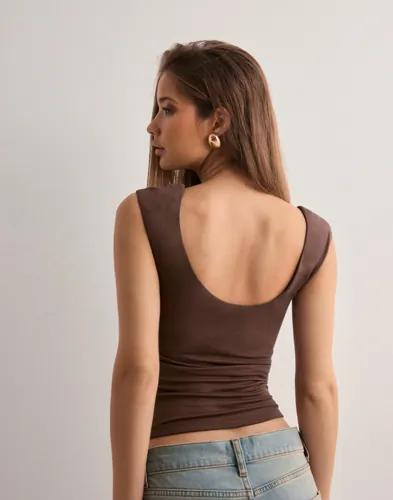 Nelly - Brun - Deep Scoop Neck Top 