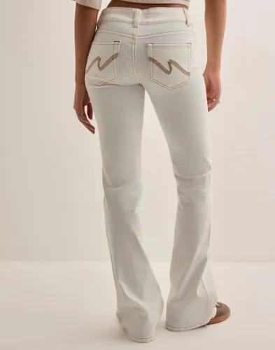 Nelly - Vit - Low Waist Bootcut Stitch Jeans 
