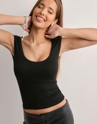 Nelly - Svart - Deep Scoop Neck Top 