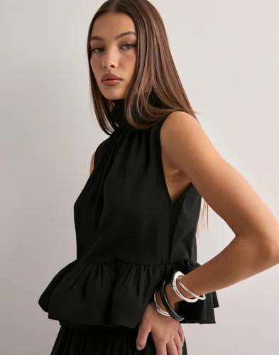 Malina - Svart - Lune Halterneck Frilled Hem Blouse (Övriga Skjortor i kategorin Skjortor)