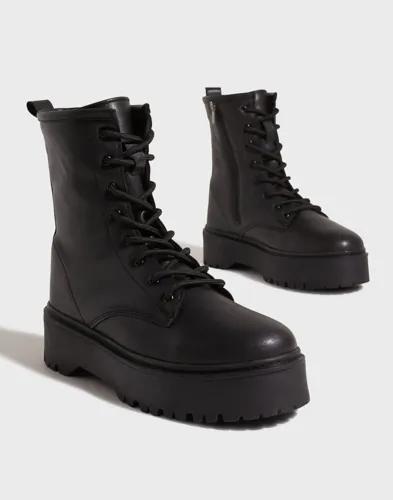 Nelly - Svart - Chunky Sole Boot 