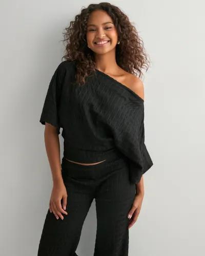 Nelly - Svart - Stunning Structure Tee 