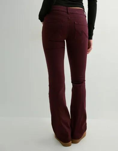 Nelly - Röd - Low Waist Bootcut Stitch Jeans 