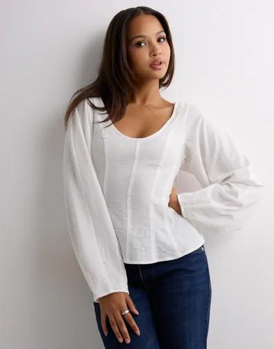 Nelly - Vit - Shaped V-neck Blouse 