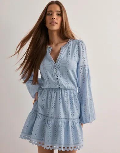 Nelly - Blå - Embroidered Dress 