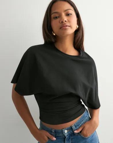 Nelly - Svart - Round Neck Wide Sleeve Tee 
