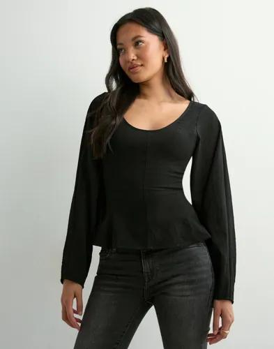 Nelly - Svart - Shaped V-neck Blouse 
