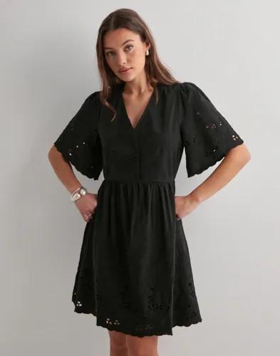 Selected Femme - Svart - Slfdahlia Ss Short Broderi Dress No 