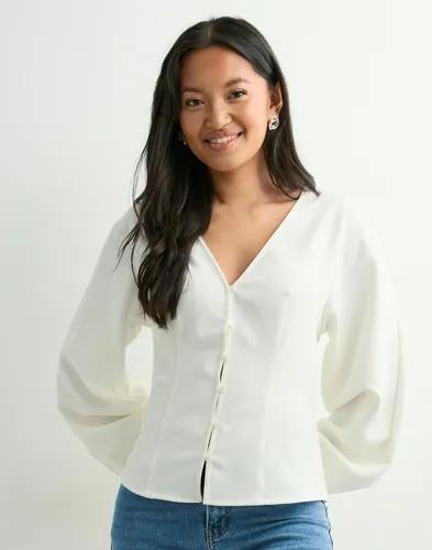 Nelly - Vit - Shaped Button Blouse 