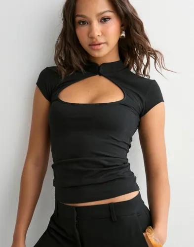 Nelly - Svart - Amazing Keyhole Tee 