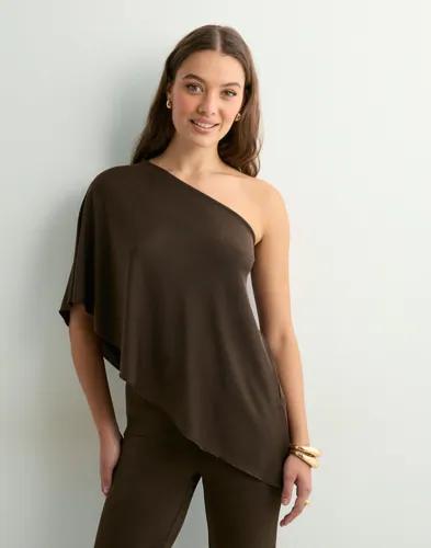 Nelly - Brun - Soft Glam Shoulder Top 