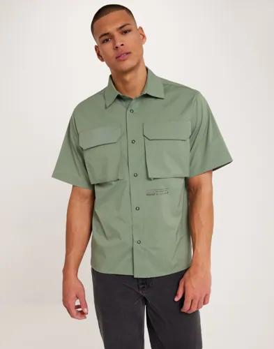 Woodbird WBBanks Rib-Tech Shirt Kortärmade skjortor Grön 