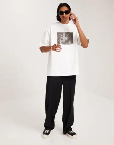 Calvin Klein Jeans Tv Disrupted Monogram Tee T-shirts med tryck Vit 