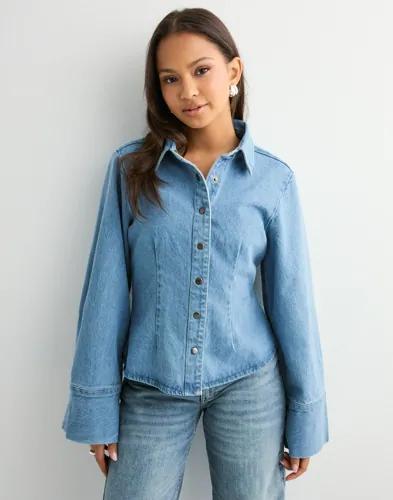 Neo Noir - Blå - Rosa D Shirt 