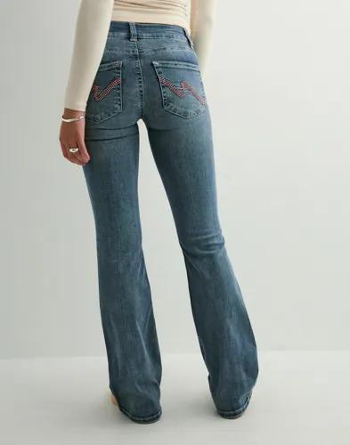 Nelly - Blå - Low Waist Bootcut Stitch Jeans 