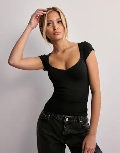 Nelly - Svart - Romance Shape Top 